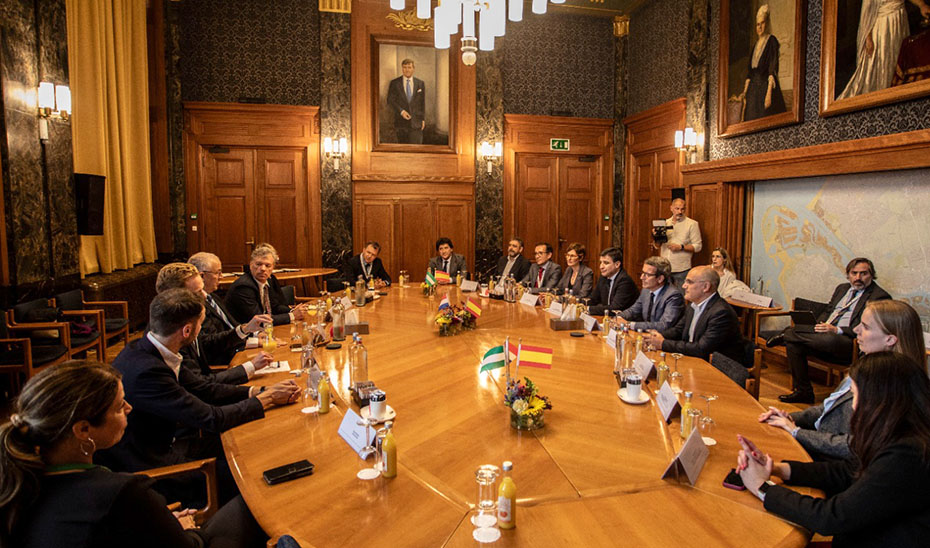 El consejero de Industria, Energía y Minas, Jorge Paradela, en una reunión con representantes del Ayuntamiento de Róterdam, del Puerto de Róterdam y de Cepsa.